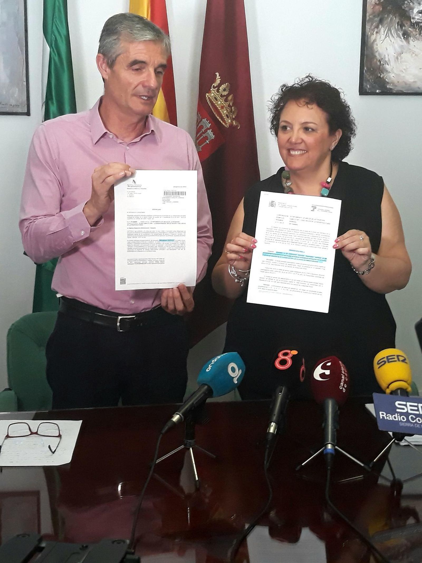 El alcalde y la delegada de Hacienda enseñan la respuesta estatal.