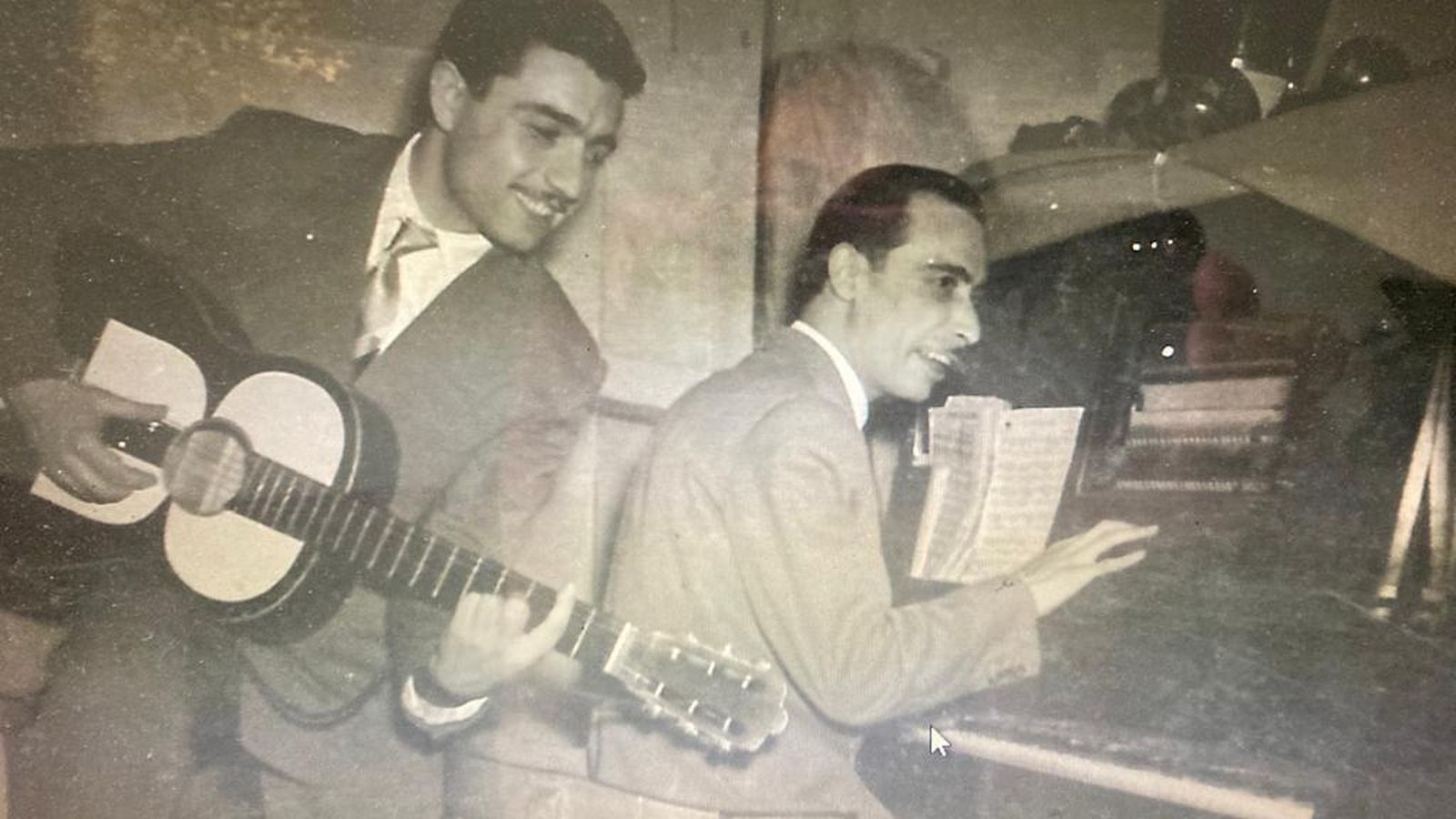 El maestro Carlos, con el piano, durante otra de sus múltiples actuaciones de su larga carrera profesional.