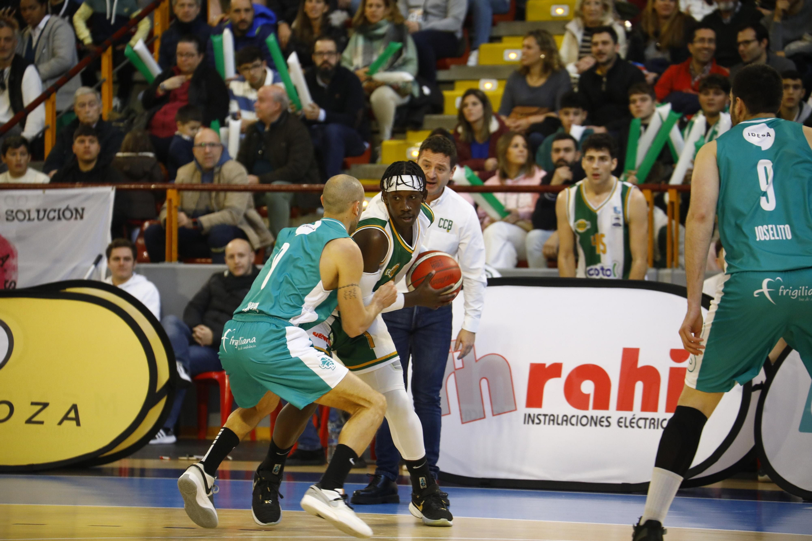Las mejores fotos del ambiente en Vista Alegre para el derbi entre el Coto Córdoba y el UCB Camper Eurogaza