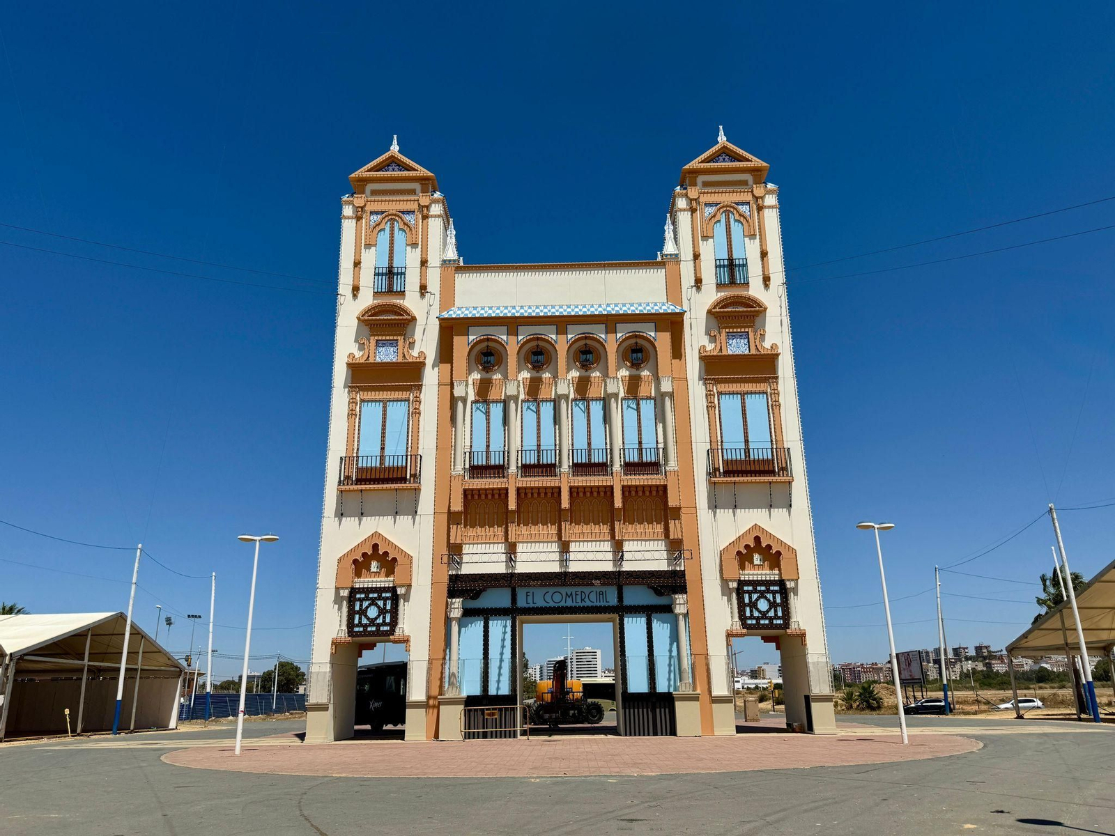 Portada de las Fiestas Colombinas 2025, dedicada al edificio de El Comercial