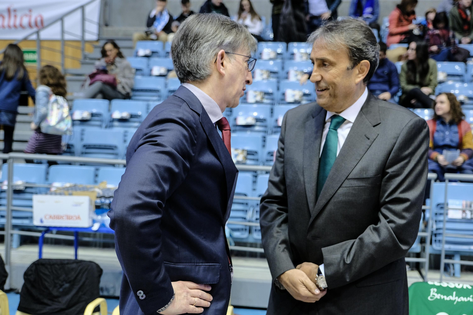 Casimiro conversa con Moncho Fernández, técnico del Obradoiro, antes del choque Casimiro conversa con Moncho Fernández, técnico del Obradoiro, antes del choque
