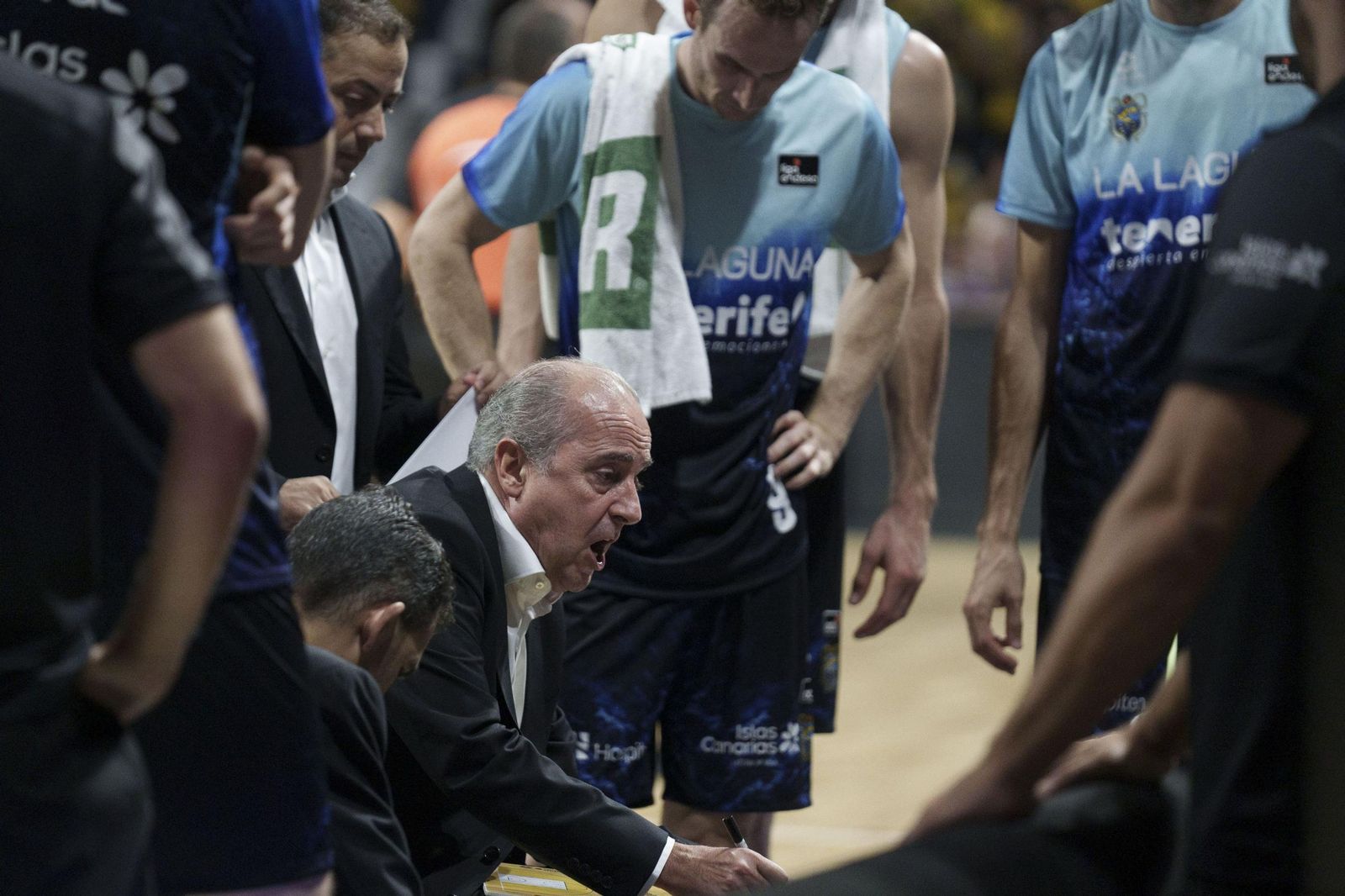 Txus Vidorreta da indicaciones en un tiempo muerto