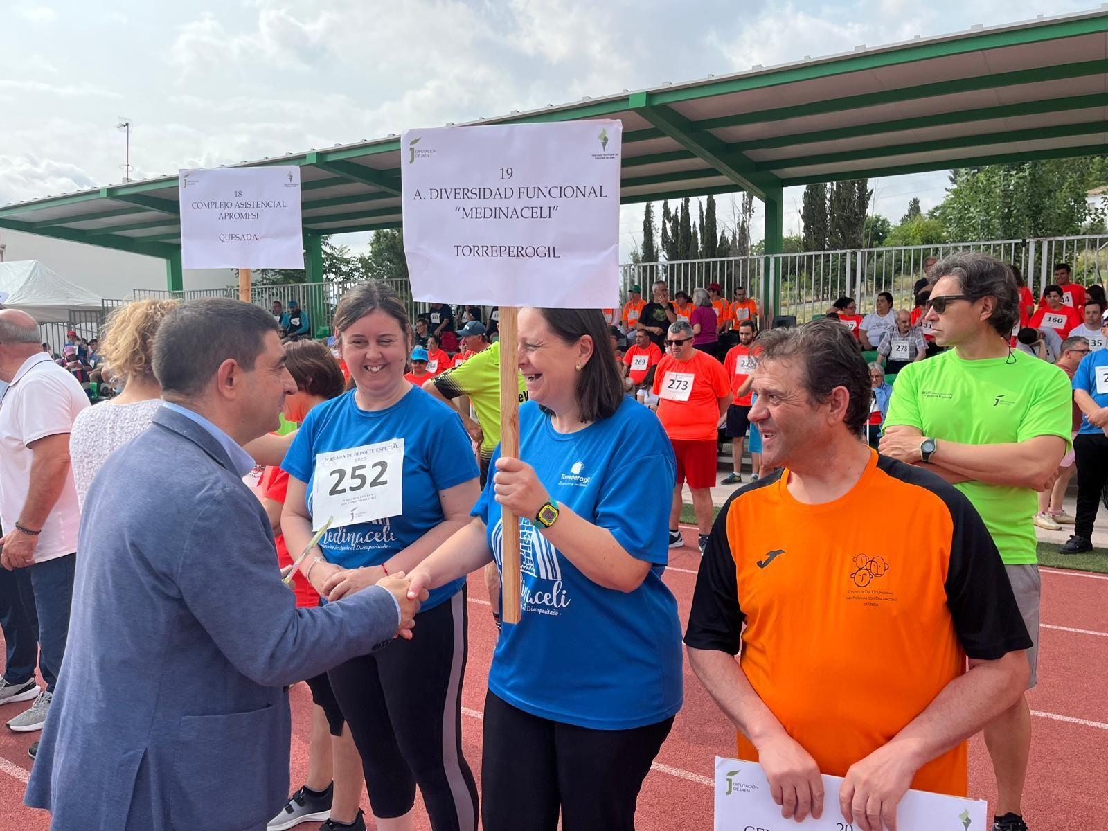Paco Reyes saluda a algunos de los participantes en el acto de apertura.