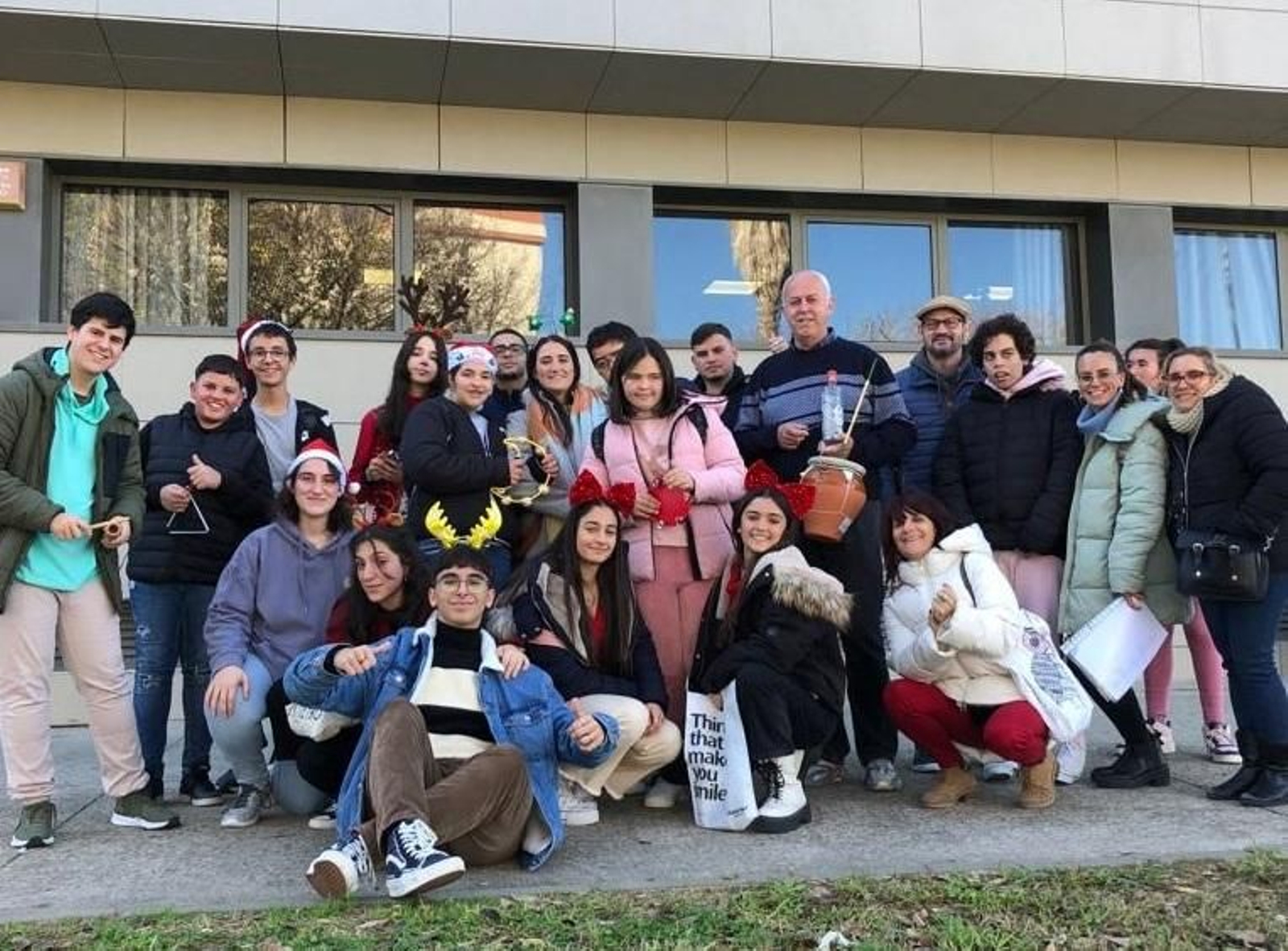 Los alumnos, antes de entrar en la residencia. Los alumnos, antes de entrar en la residencia.