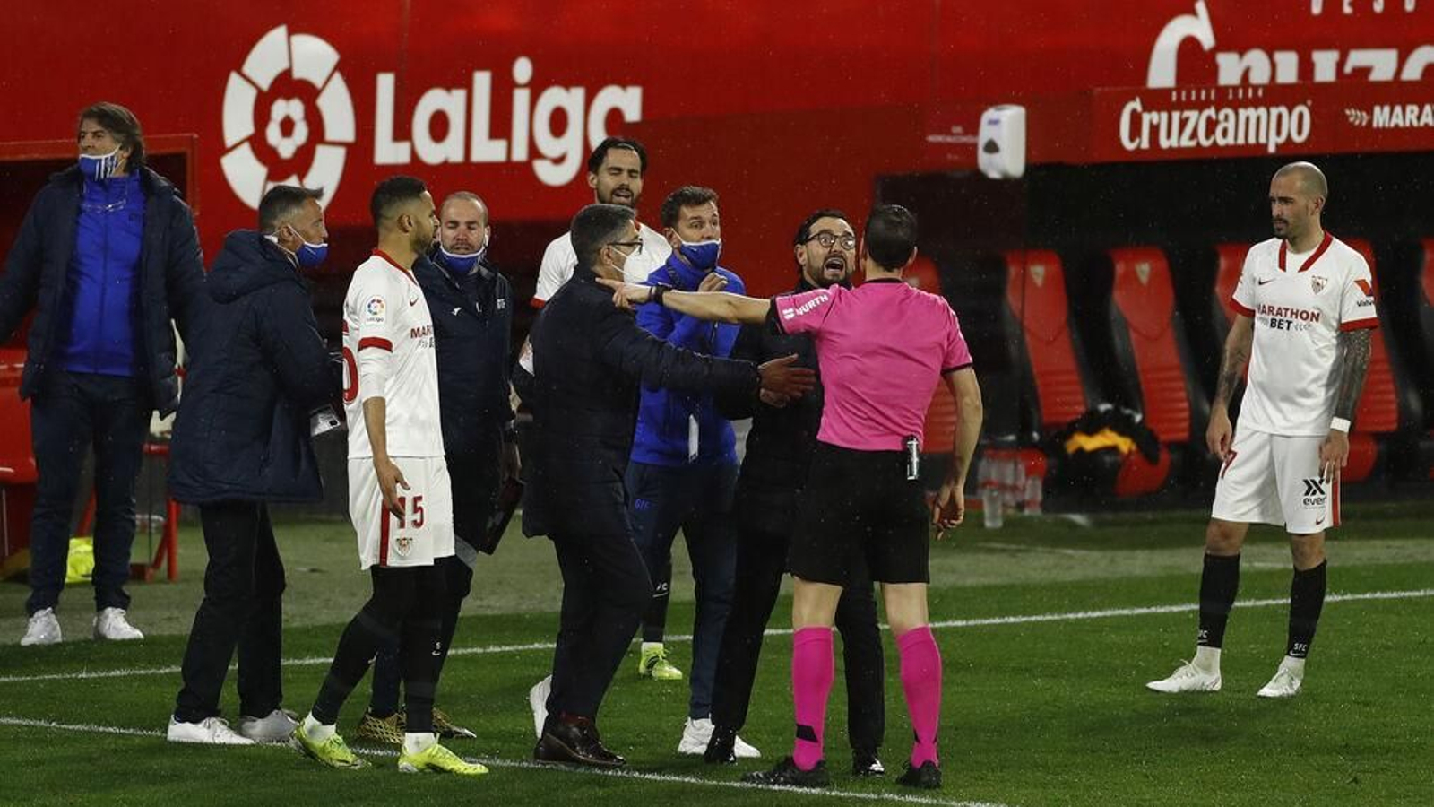 Martínez Munuera expulsa a Bordalás ante García Payán, el delegado de campo.