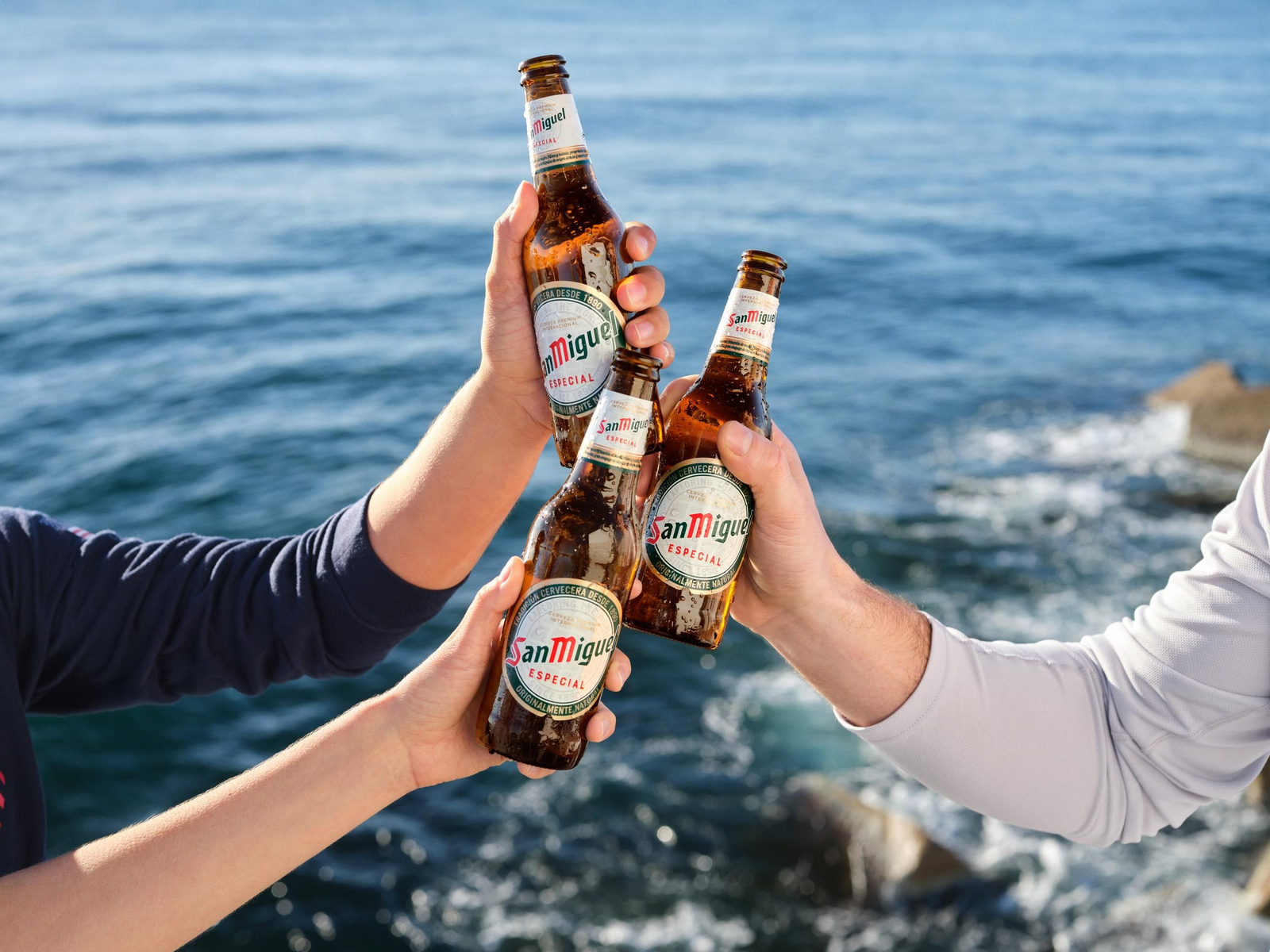 Brindando por el atrevimiento.