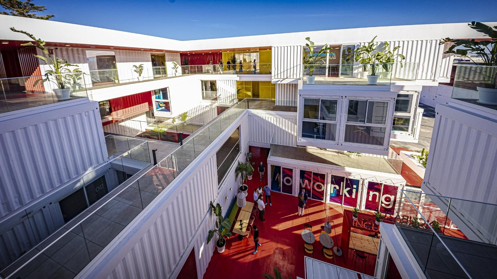 Vista del patio interior de Zona Base Incubazul tomada desde una de las terrazas del edificio creado con los contenedores marítimo reutilizados.