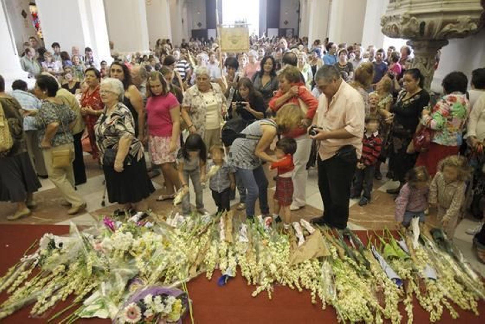 La iglesia de Santo Domingo acoge la tradicional ofrenda floral a la Virgen del Rosario con motivo del Día de la Patrona de Cádiz. 

Foto: Jesus Marin