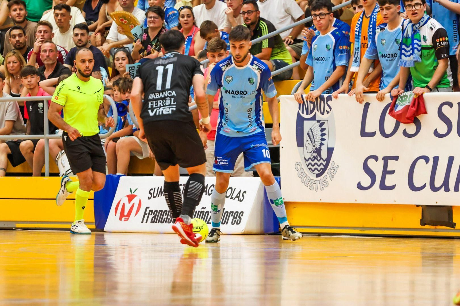 David Señoret encara a un rival durante una acción del primer tiempo del choque frente a los gallegos. David Señoret encara a un rival durante una acción del primer tiempo del choque frente a los gallegos.