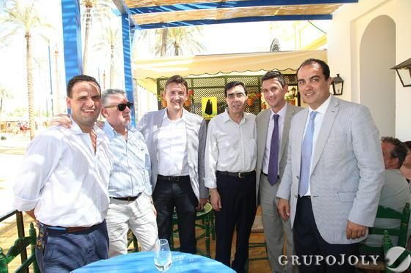 David Fernández y Miguel Berraquero junto a Javier Nogueira, Mario Naranjo y José María Ferrer Cuéllar, de Nuevo Distrigades y vendedores de prensa.  Foto: Vanesa Lobo