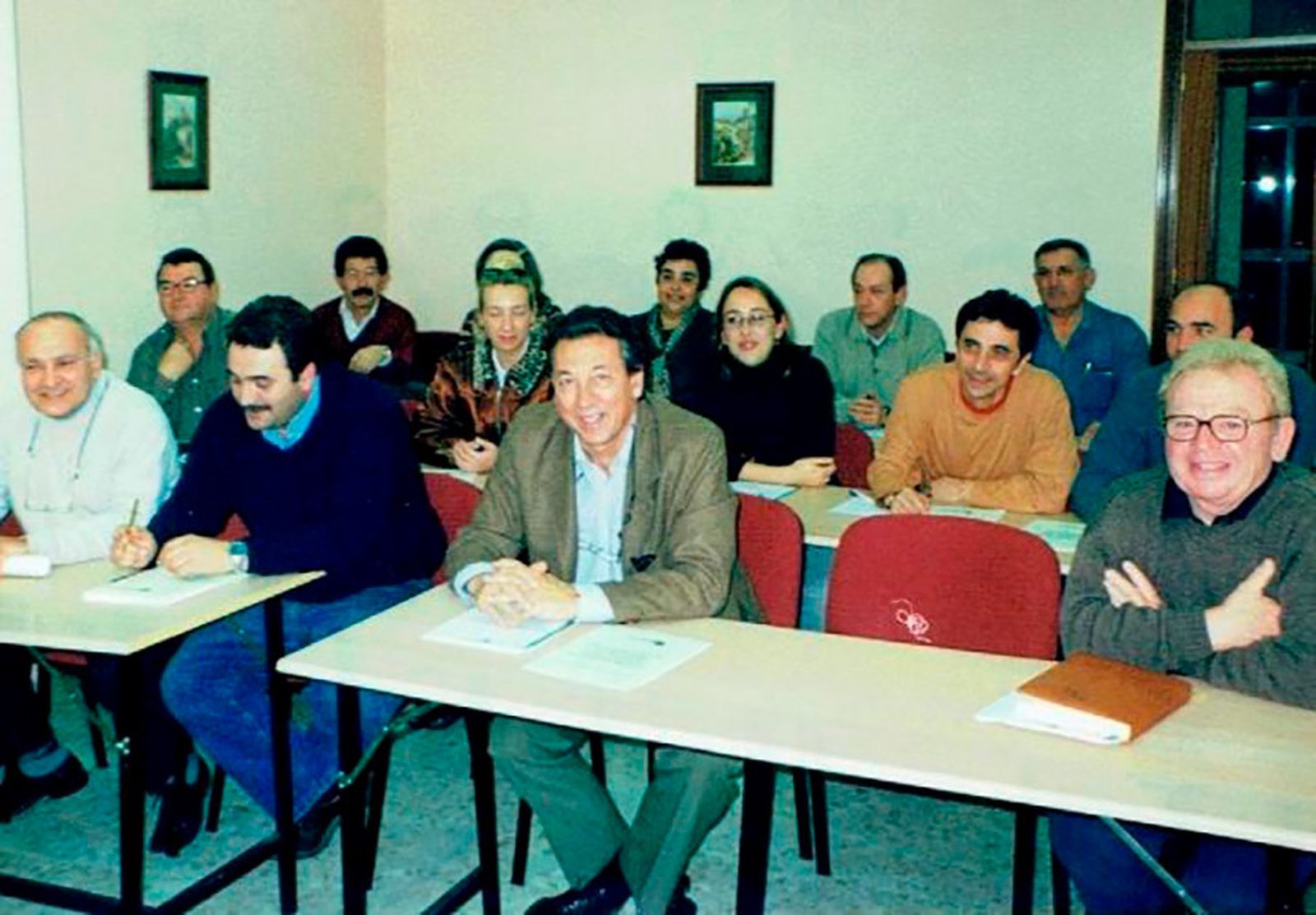 En el centro, Rafael Sánchez de los Reyes, durante la celebración de una Junta Directiva de ACUS-La Defensa.