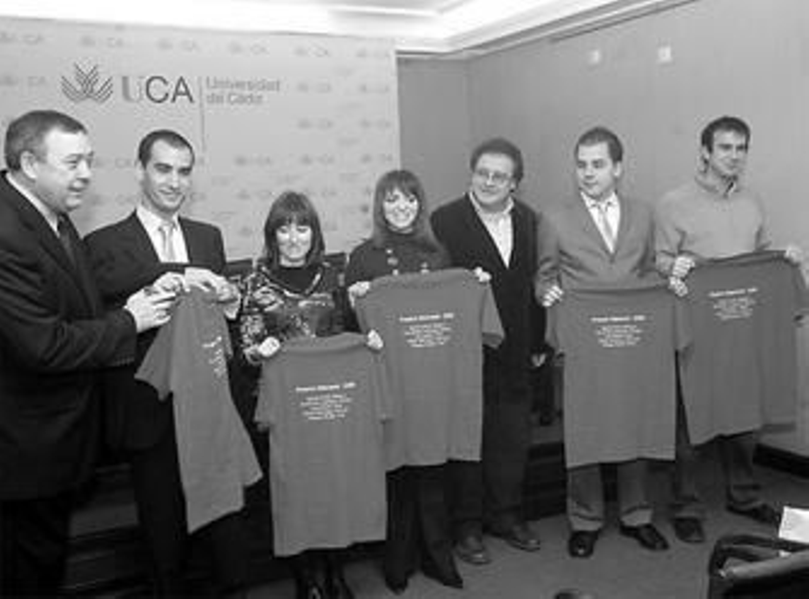 Los cinco premiados enseñan sus regalos junto al rector y en vicerrector de la Universidad de Cádiz.