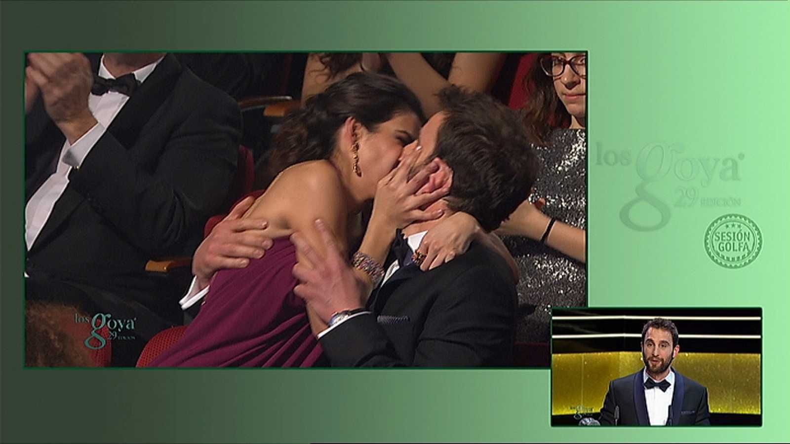 Clara y Dani se besan tras ser premiado él en los Goya de 2015.
