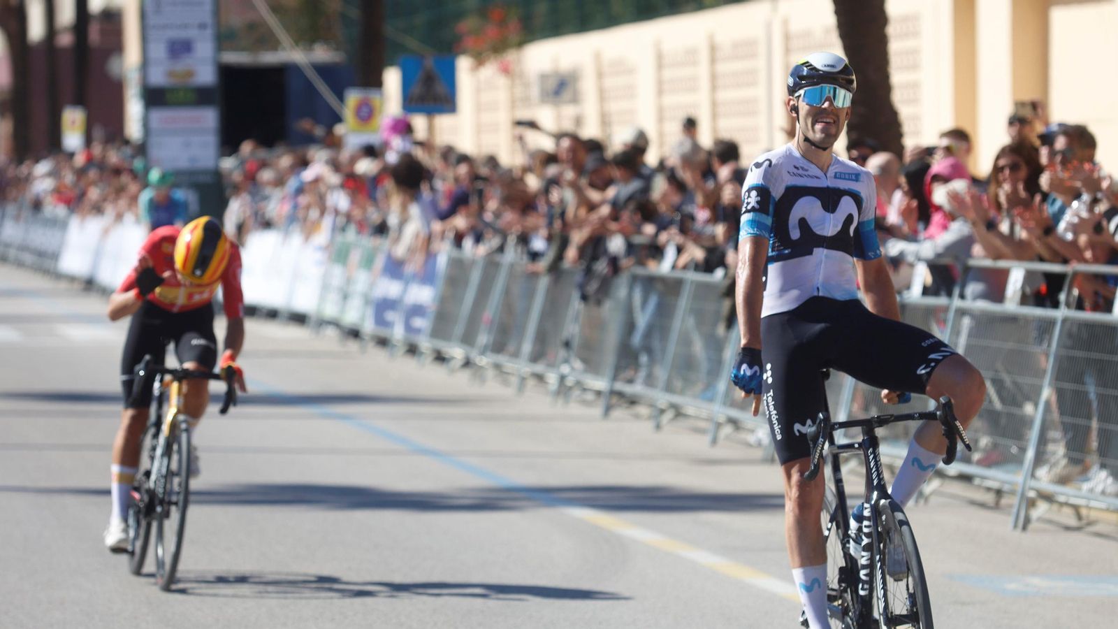 Jon Barrenetxea celebra su triunfo en La Línea de la Concepción.