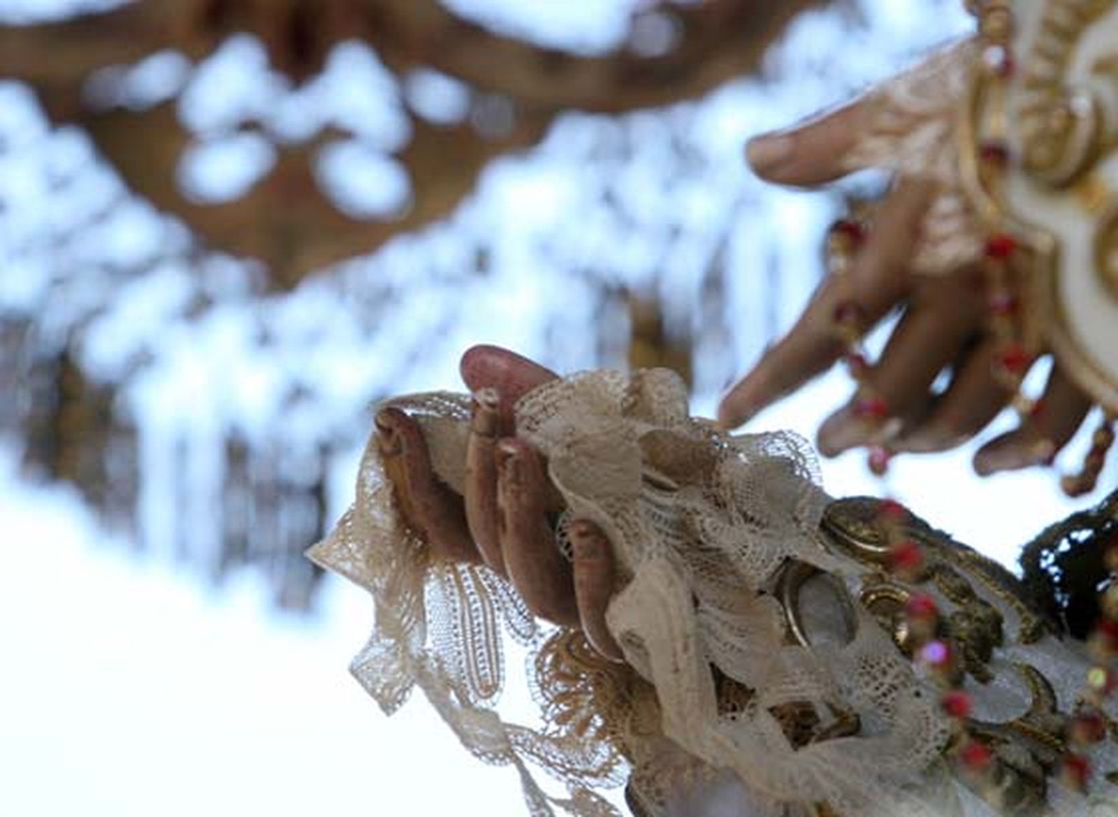 Detalle de las manos de la Dolorosa de la Hermandad del Cautivo.

Foto: Belén  Vargas