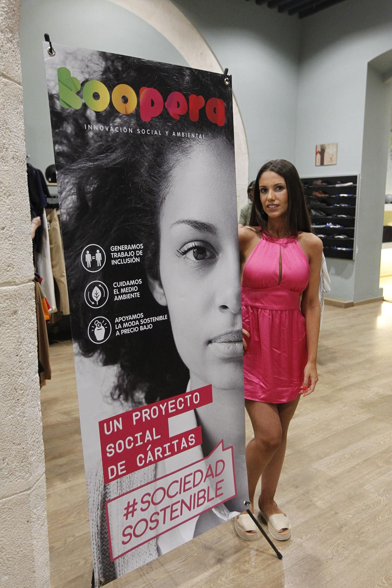 Fotogalería influencers en tienda Koopera Store Caritas Almería