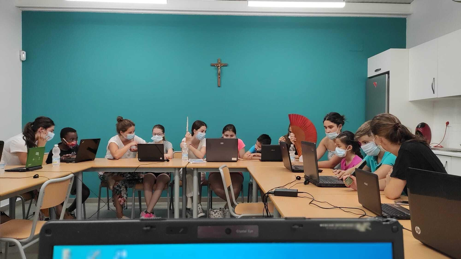 Niños y monitoras del curso Superando la Brecha Digital en el Colegio Corpus Christi.
