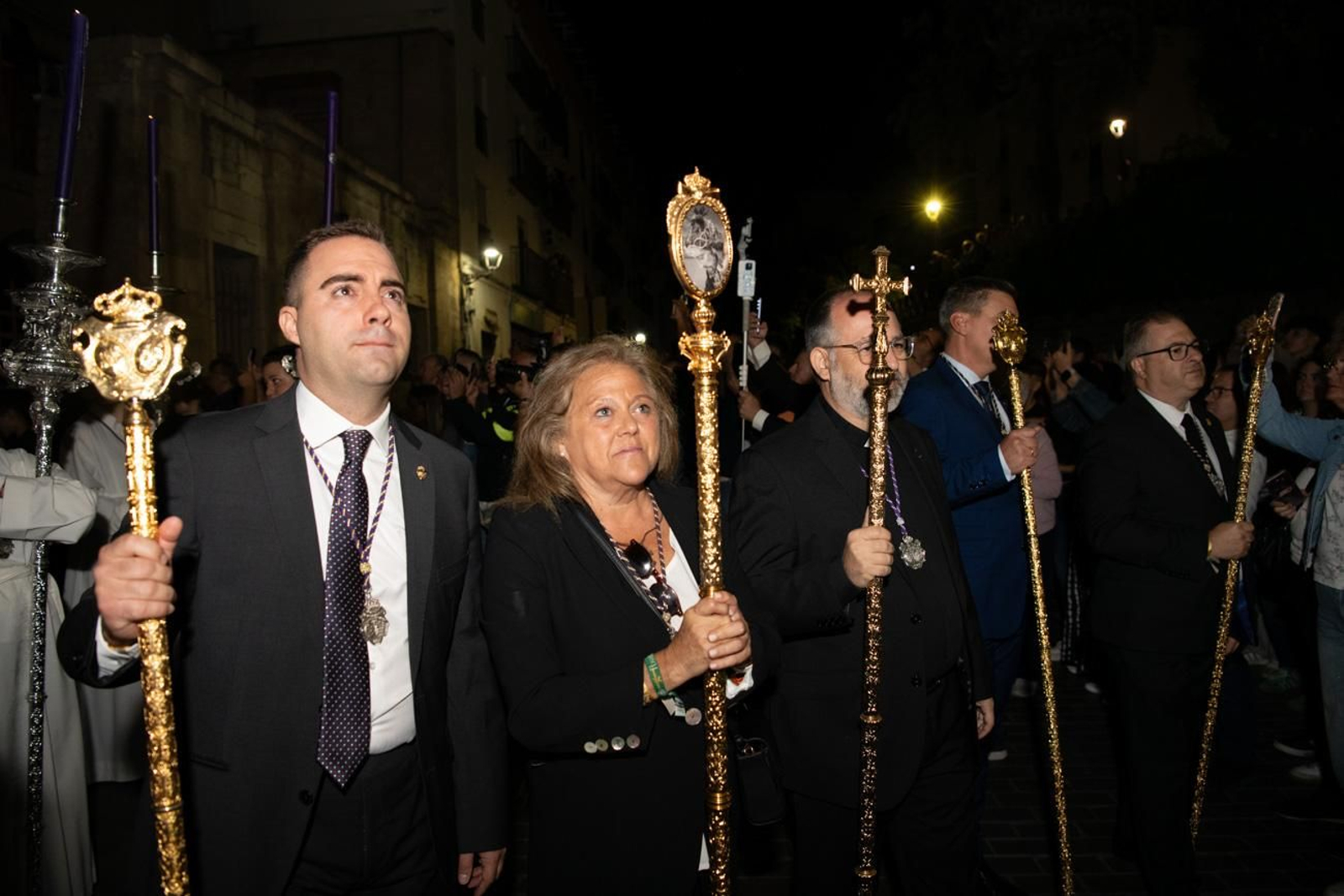 Una marea de devoción inunda Jaén al paso de la Magna, en imágenes