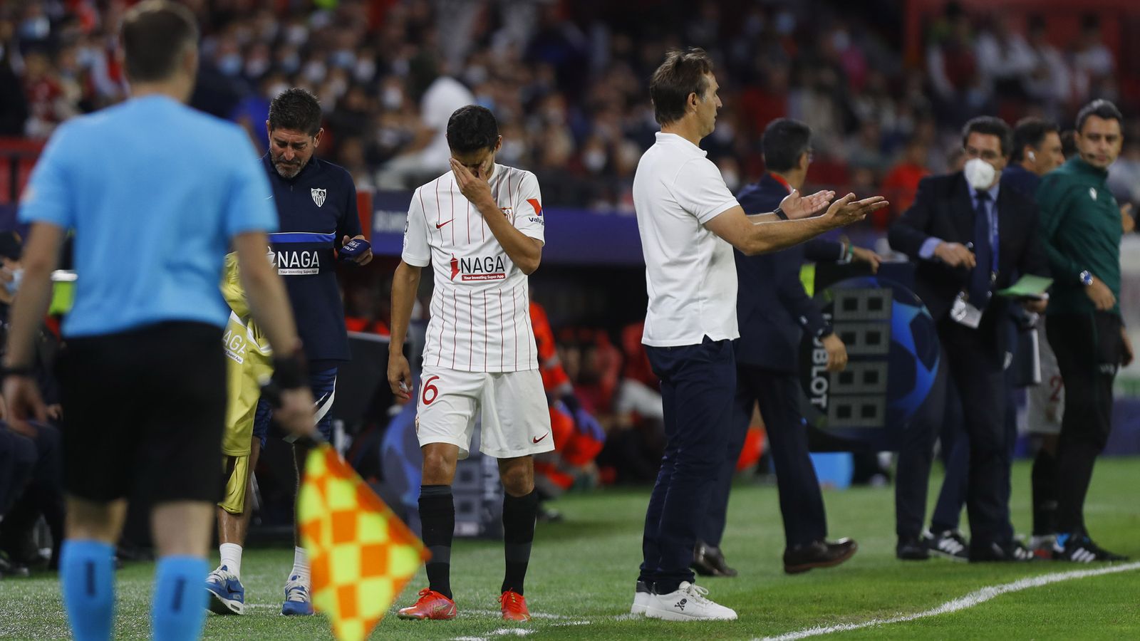 Jesús Navas se retira resignado y dolorido tras lesionarse muscularmente.