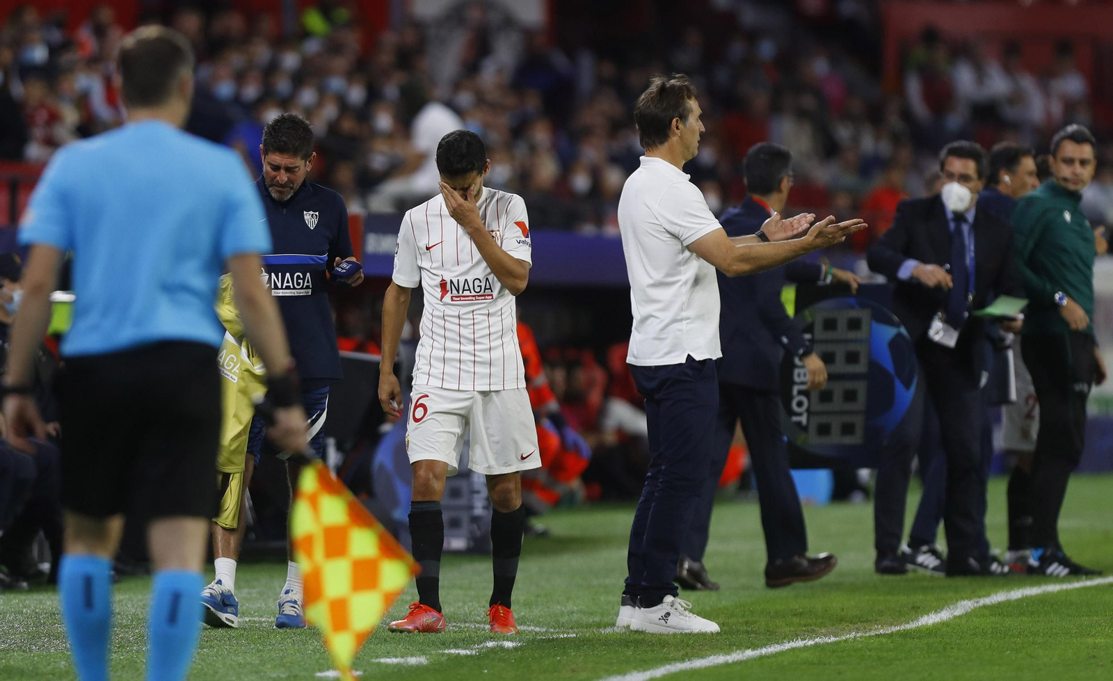 Jesús Navas se retira resignado y dolorido tras lesionarse muscularmente.
