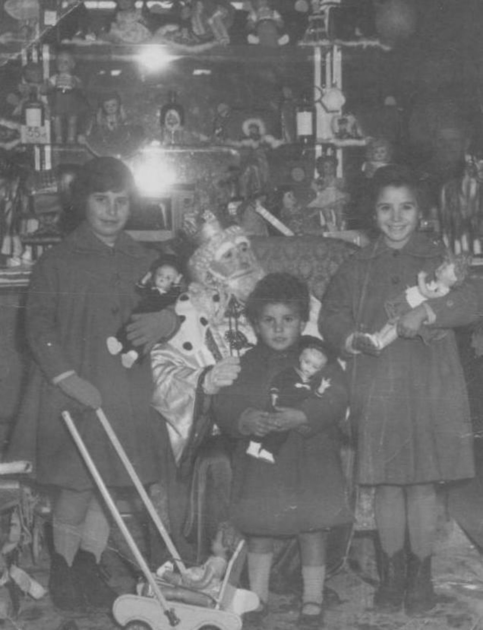 Con sus hermanas y el Rey Mago de Plaza Bib-Rambla.