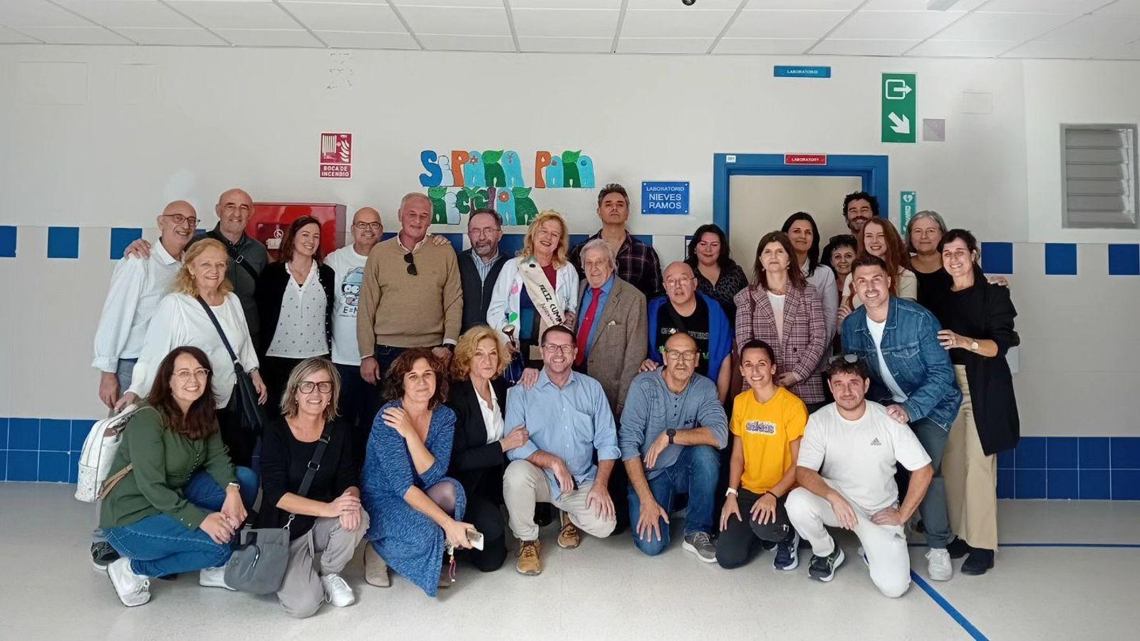 Nieves Ramos, con sus compañeros del IES Fernando Savater.