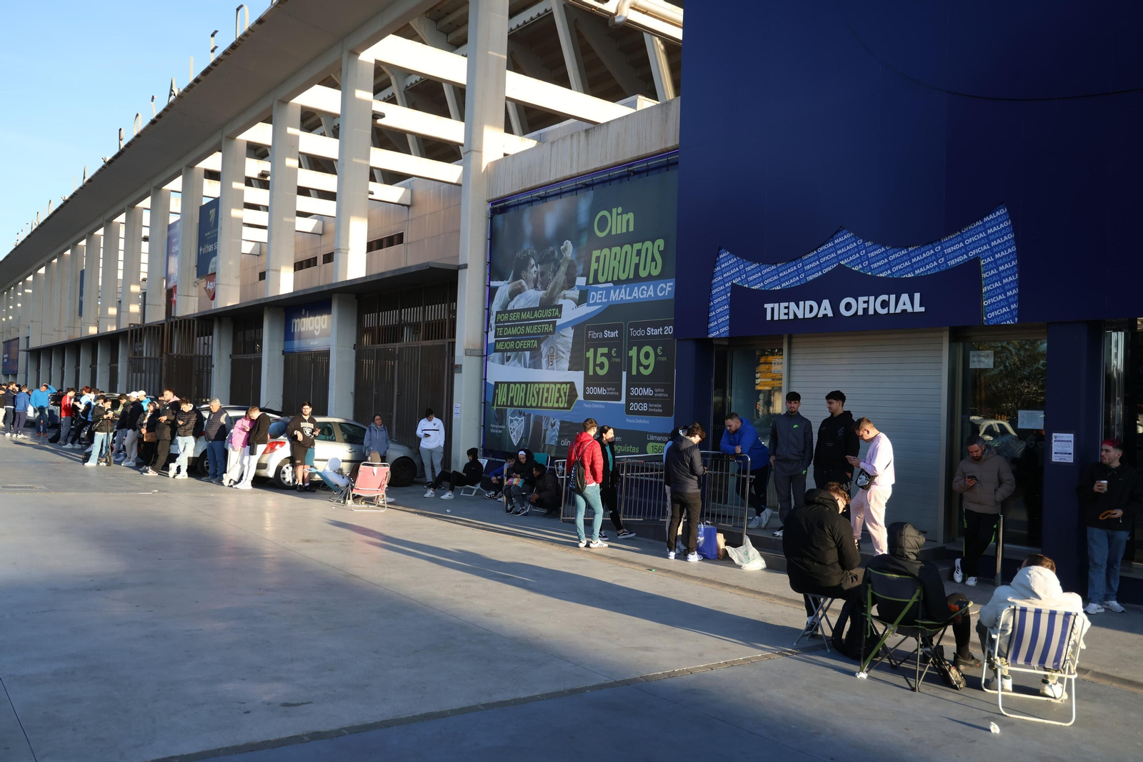 Locura en la tienda de La Rosaleda por la nueva camiseta