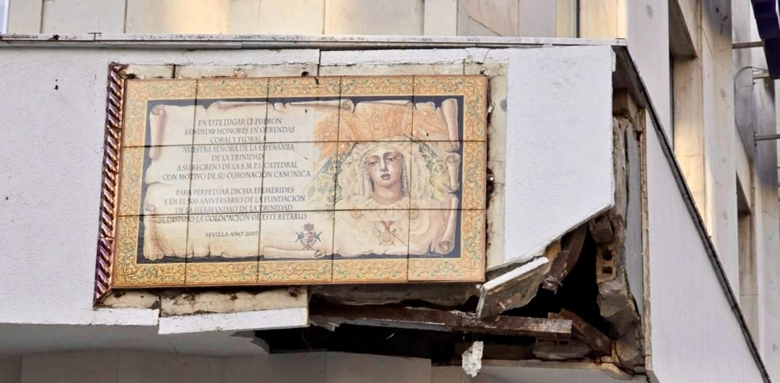 El azulejo con los destrozos.