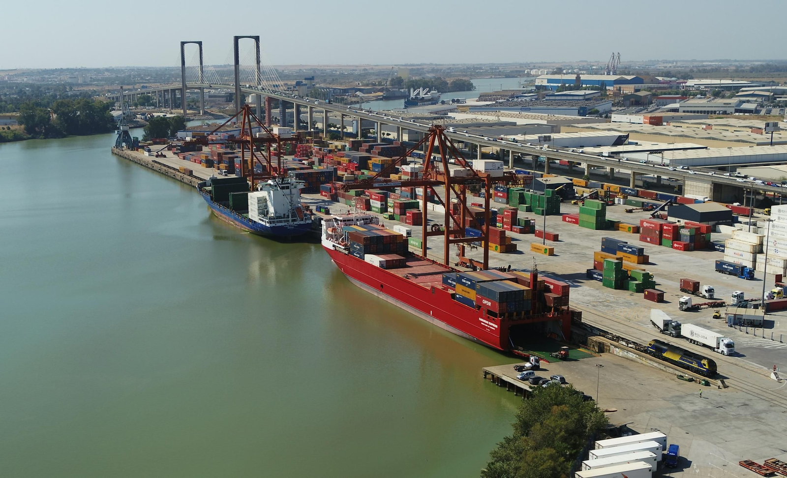 Buques de CMA CGM y Boluda Lines en al Terminal Marítima del Guadalquivir.