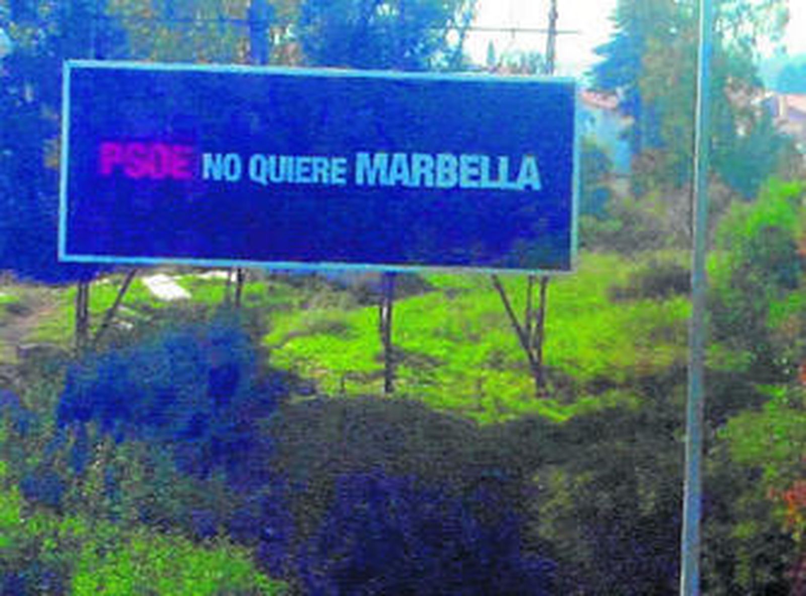 Vista del cartel denunciado por los socialistas de Marbella.