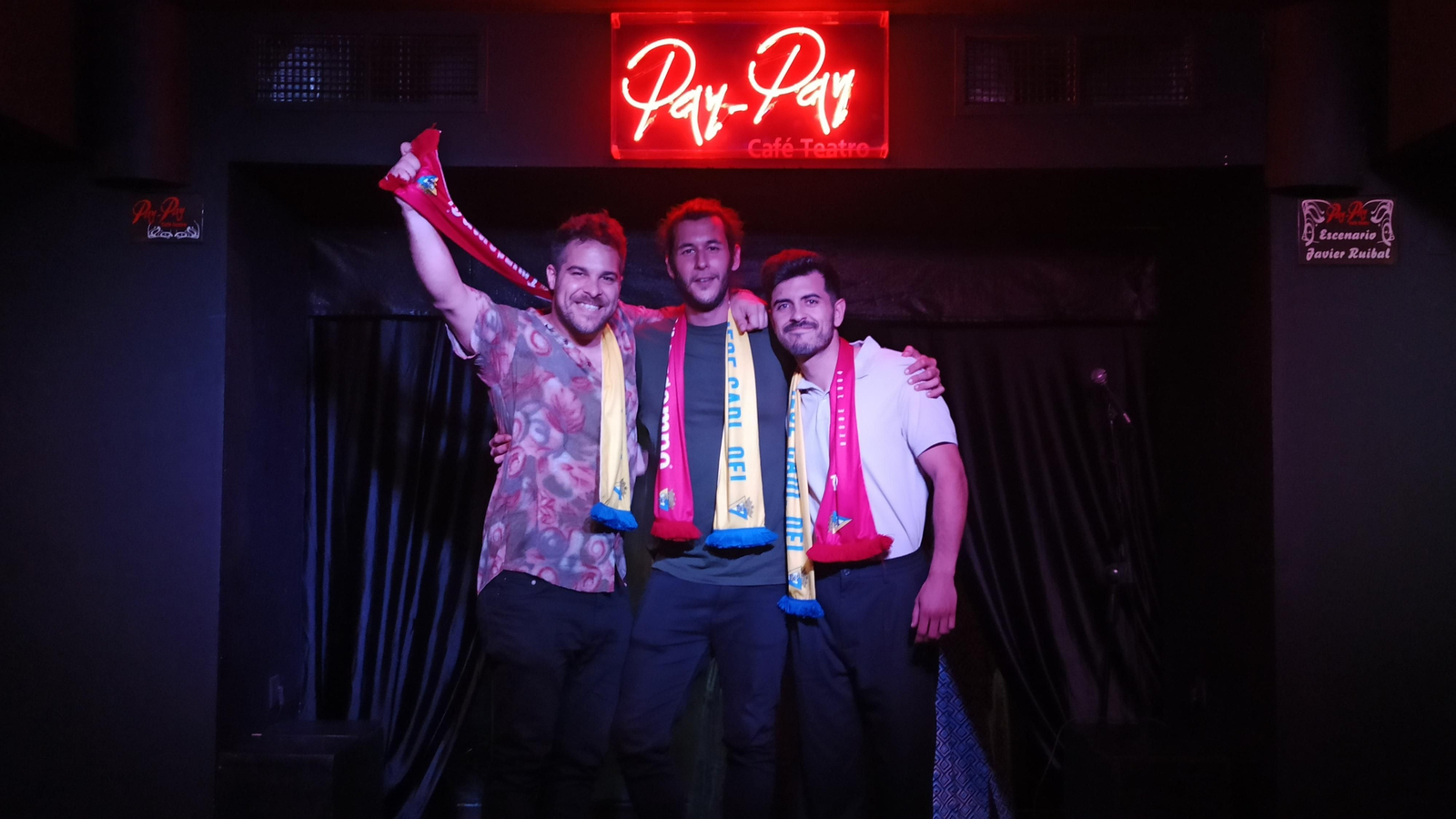 Antonio Serrano, ganador del certamen, en el centro, flanqueado por Titín y Juan Gallardo, en el escenario del Pay Pay.