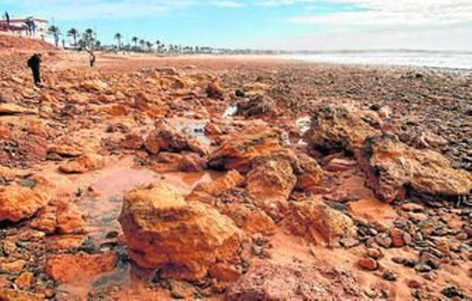Rocas y piedras al descubierto en la primera bajada de La Barrosa.