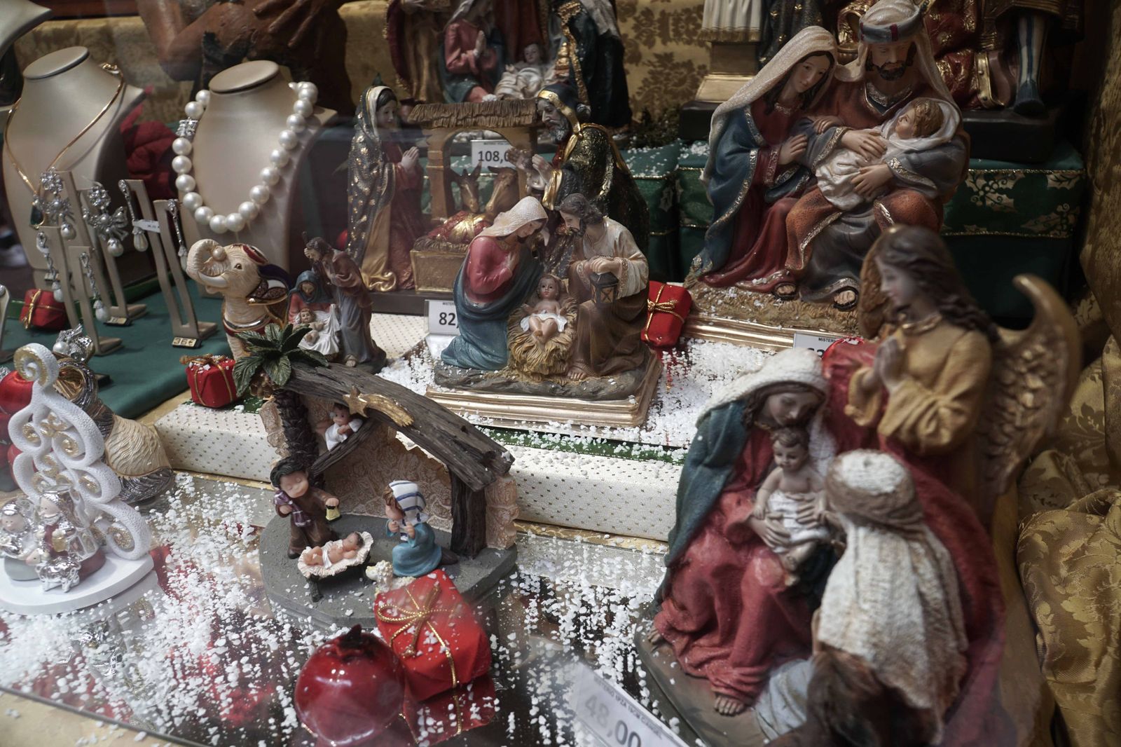 Adornos navideños en los escaparates