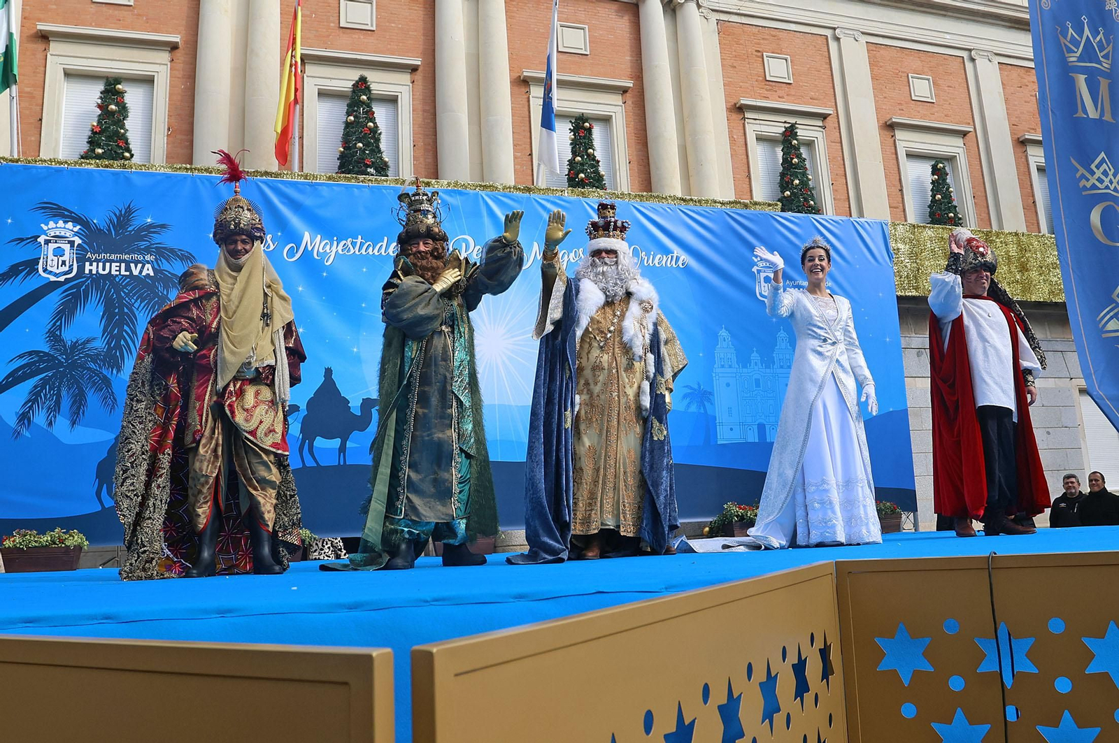 Imágenes del recorrido en camello de los Reyes Magos acompañados de la Estrella de la Ilusión y del Heraldo Real