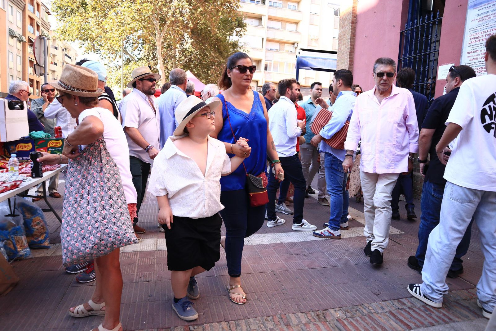 Imágenes de ambiente en el cuarto día de toros en Huelva