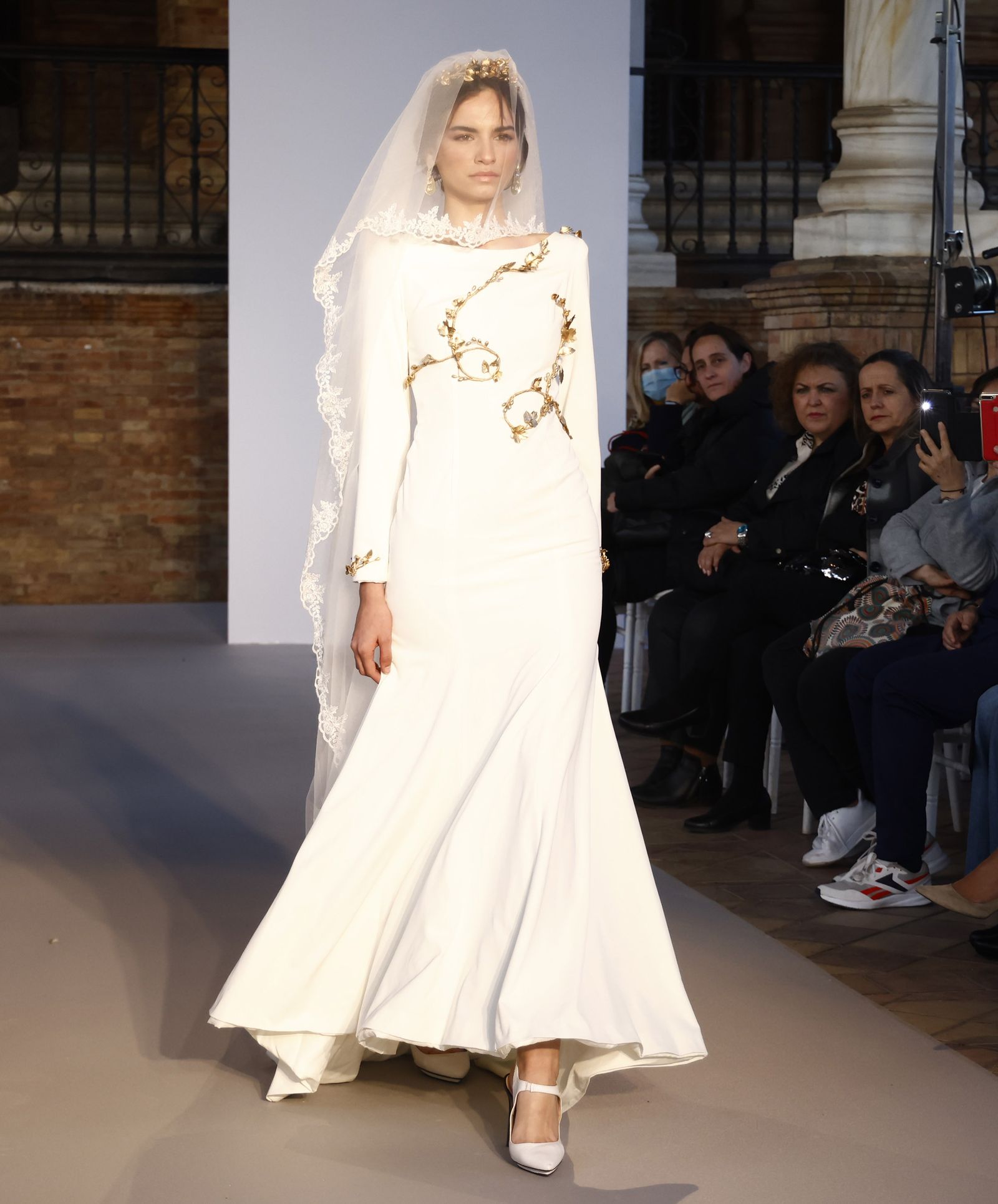 Las tendencias en vestidos de novia e invitada de la pasarela SIQ, en fotos