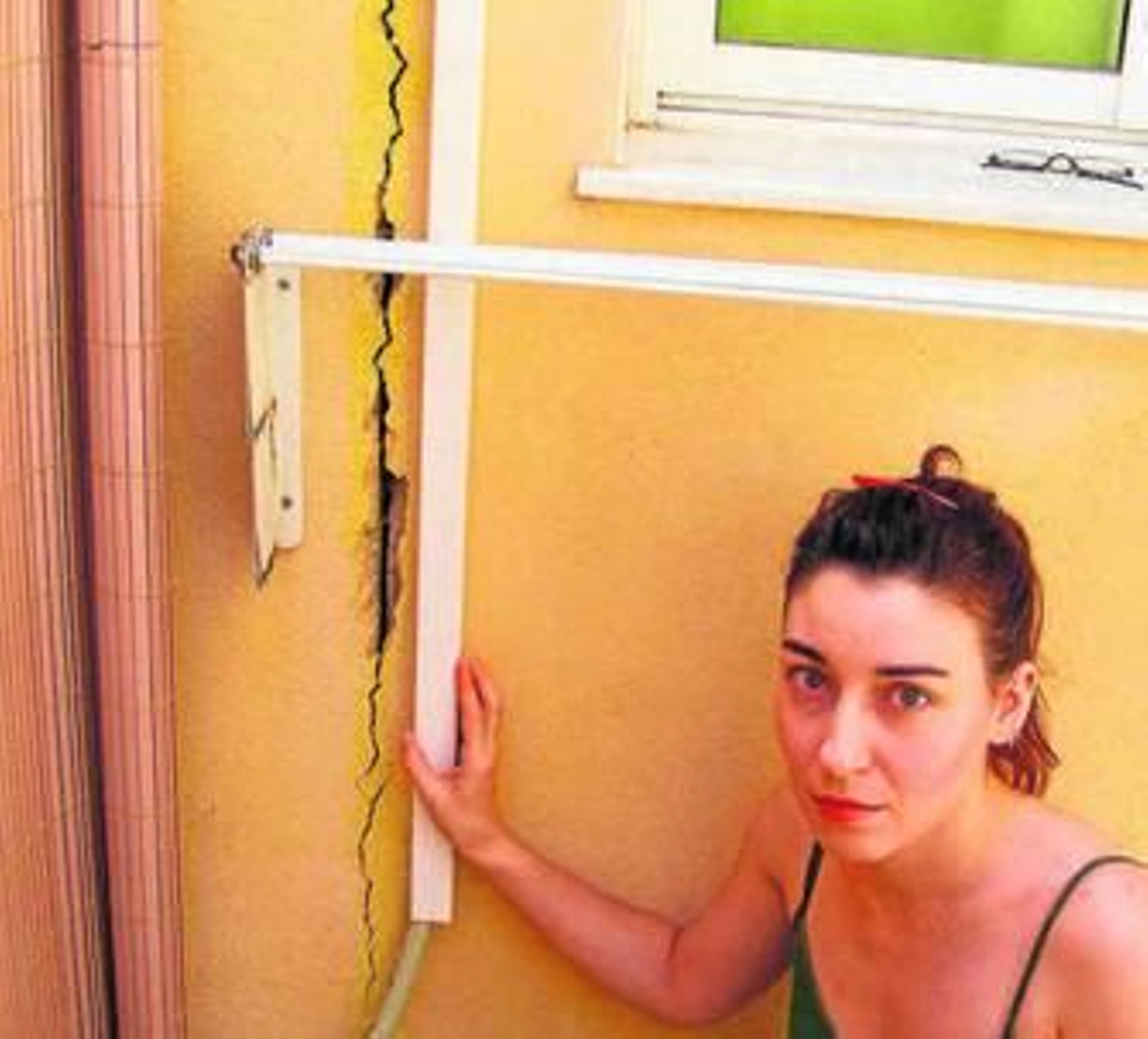 Una de las vecinas con una grieta en su patio.