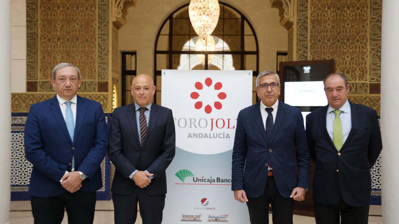 El director de 'Málaga Hoy', Antonio Méndez; el director de Relaciones Institucionales e Imagen de Unicaja Banco, Fernando Ríos; el director del Instituto de Crédito Oficial, José Carlos García de Quevedo, y el director general del Grupo Joly, Tomás Valiente. El director de 'Málaga Hoy', Antonio Méndez; el director de Relaciones Institucionales e Imagen de Unicaja Banco, Fernando Ríos; el director del Instituto de Crédito Oficial, José Carlos García de Quevedo, y el director general del Grupo Joly, Tomás Valiente.