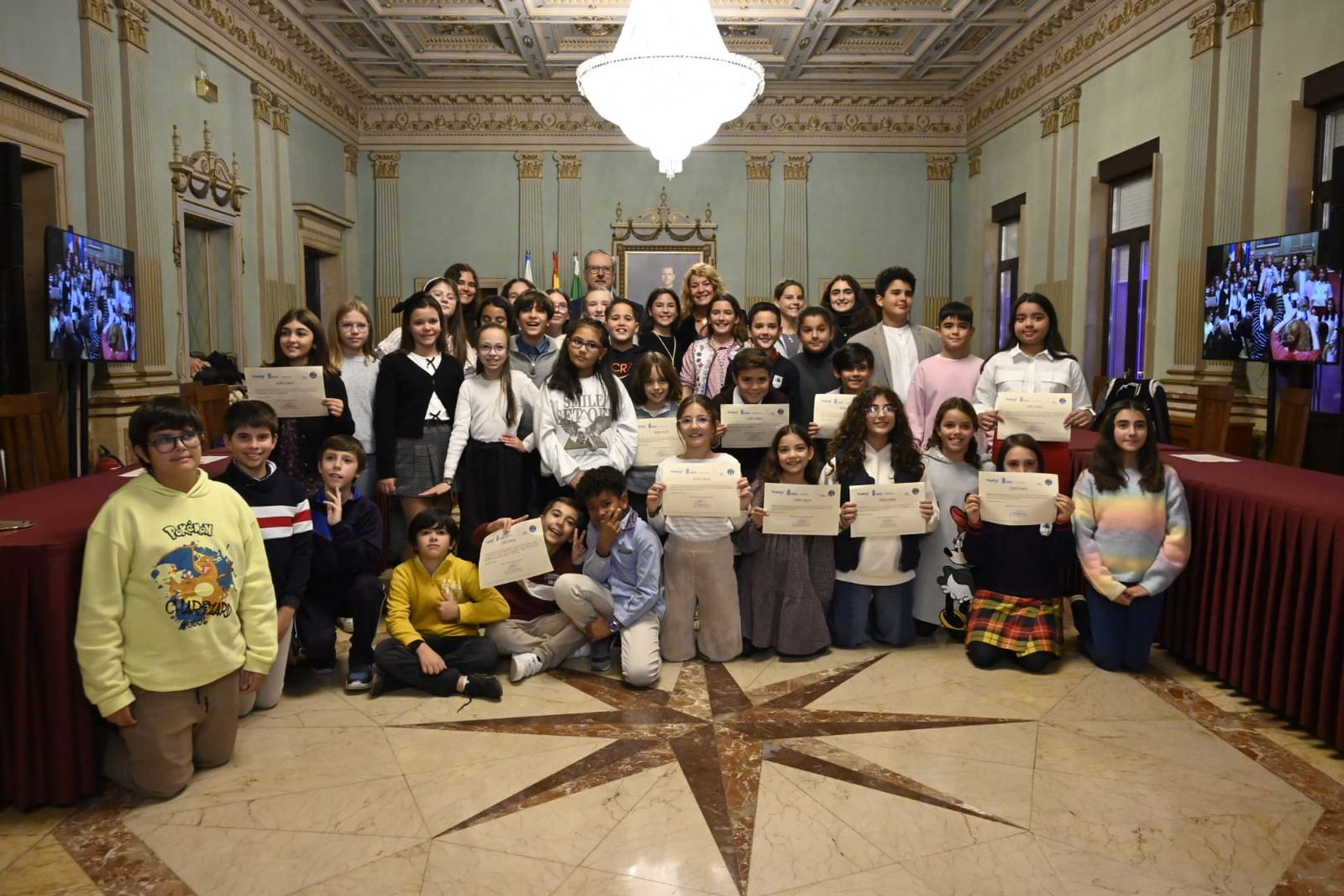 La nueva corporación infantil acompañada por la alcaldesa de Huelva, Pilar Miranda.