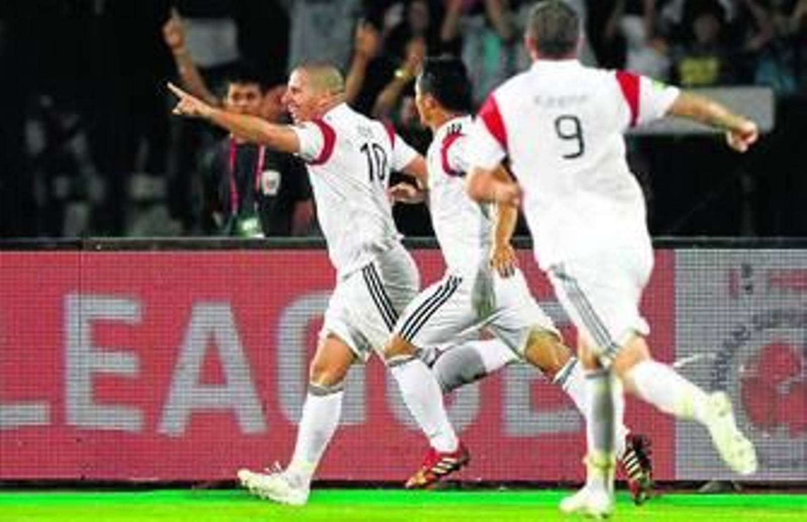 Koke celebra con sus compañeros el tanto del triunfo del NorthEast United.