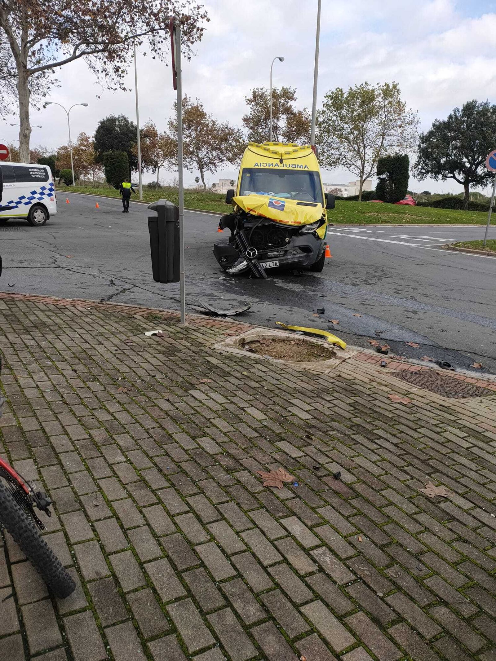 Una ambulancia sufre un grave accidente junto al Juan Ramón Jiménez