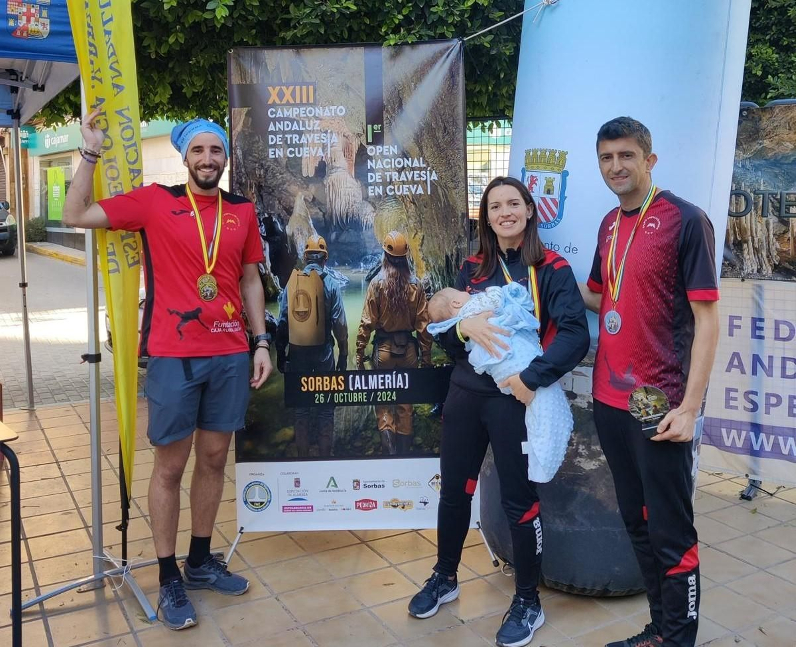José Ángel Cabot, Fátima García y Jesús Pérez, los tres medallistas del Grupo de Espeleología de Villacarrillo.