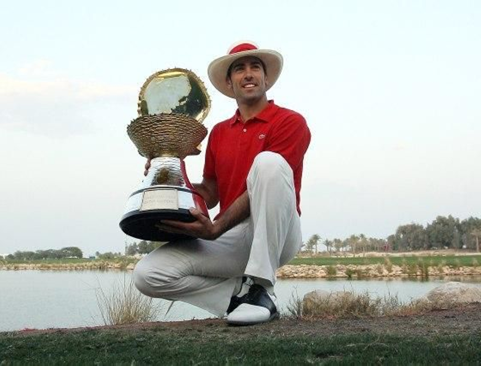 Vestido con de color rojo y blanco, con motivo de su simpatía futbolística por el Atlético de Madrid

Foto: Agencias
