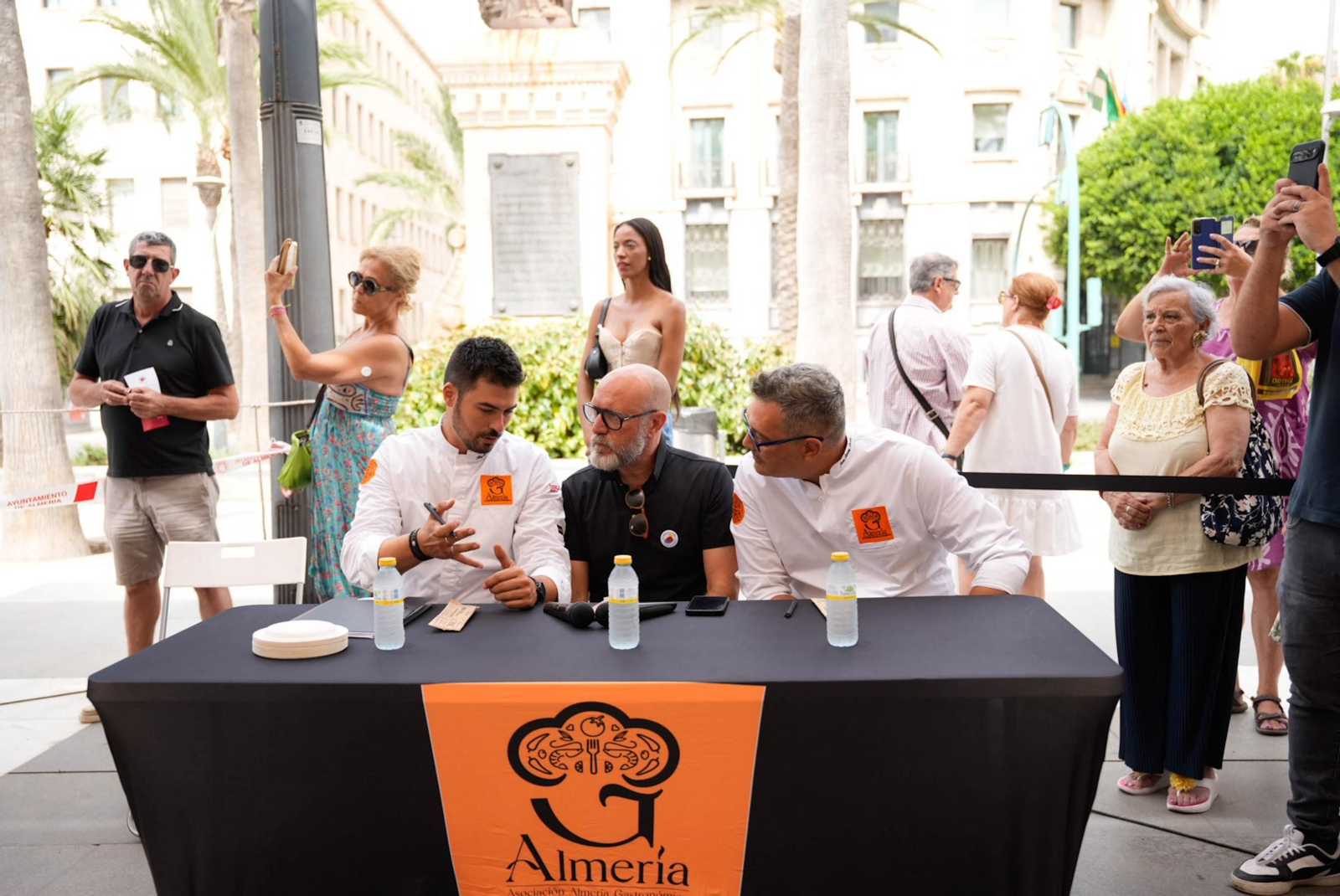 La Cofradía del Tomate y la semifinal del concurso gastronómico de la Feria de Almería, en imágenes