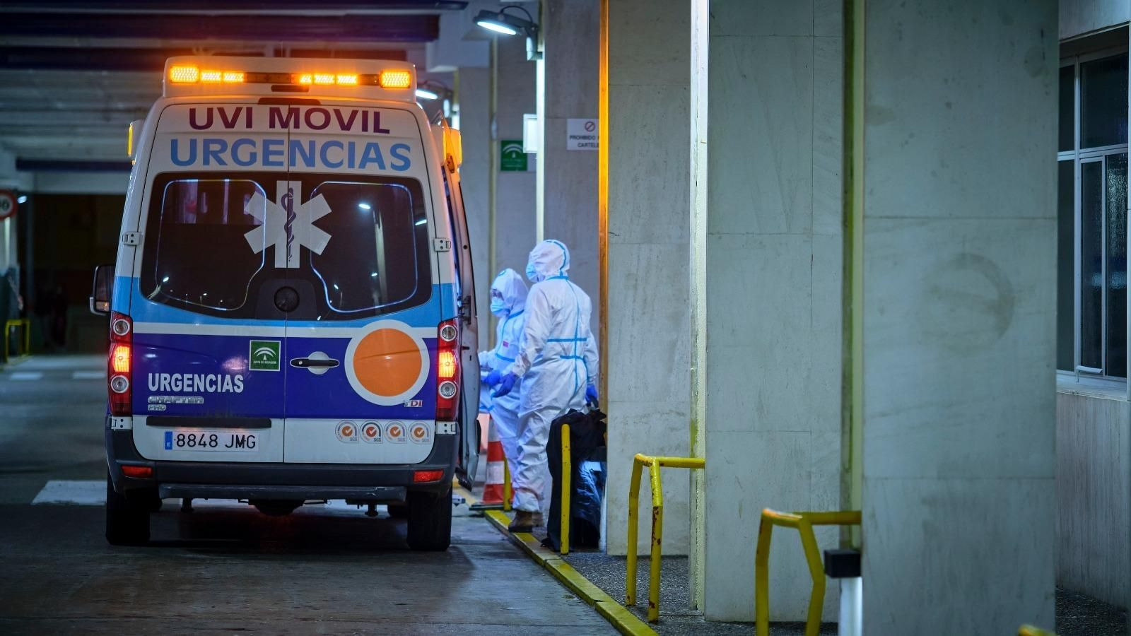 Un ambulancia en el Puerta del Mar.