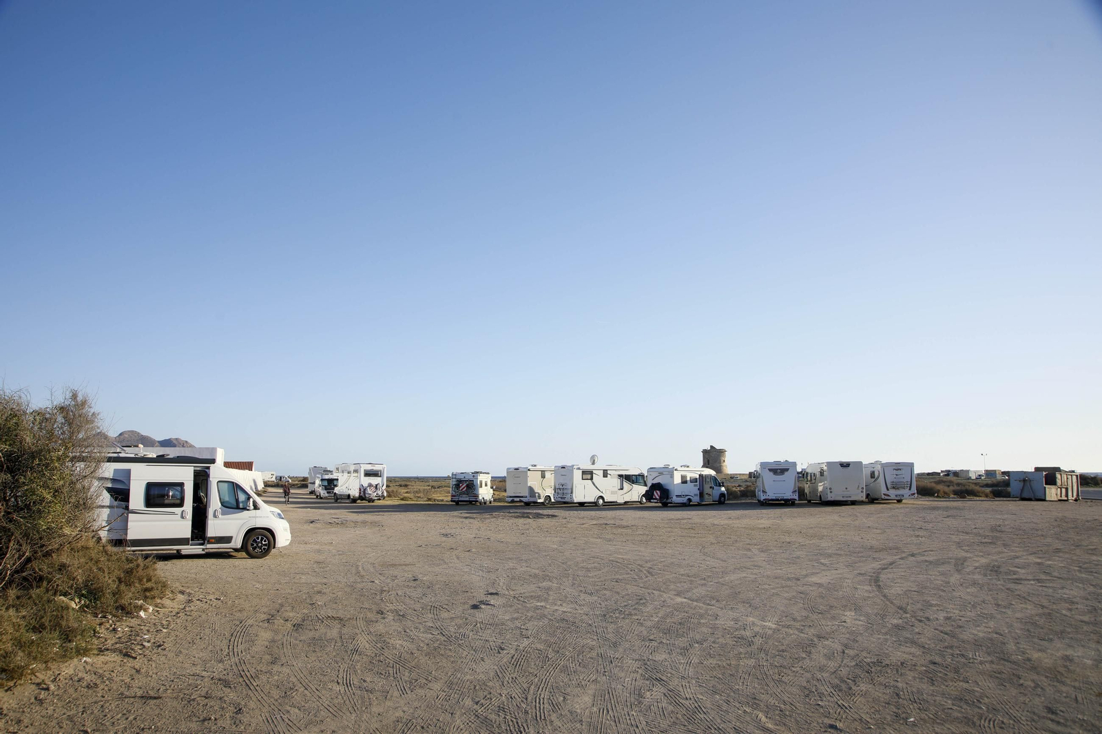Autocaravanas estacionadas en la playa de Cabo de Gata, en imágenes