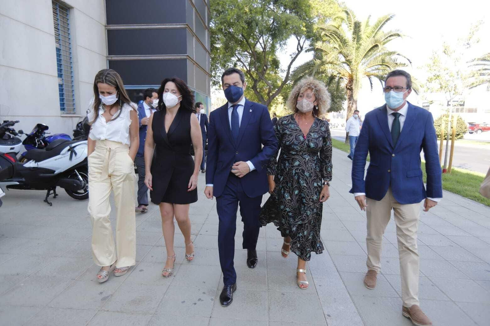 Juanma Moreno, en el centro, a su llegada al Palacio de los Deportes.