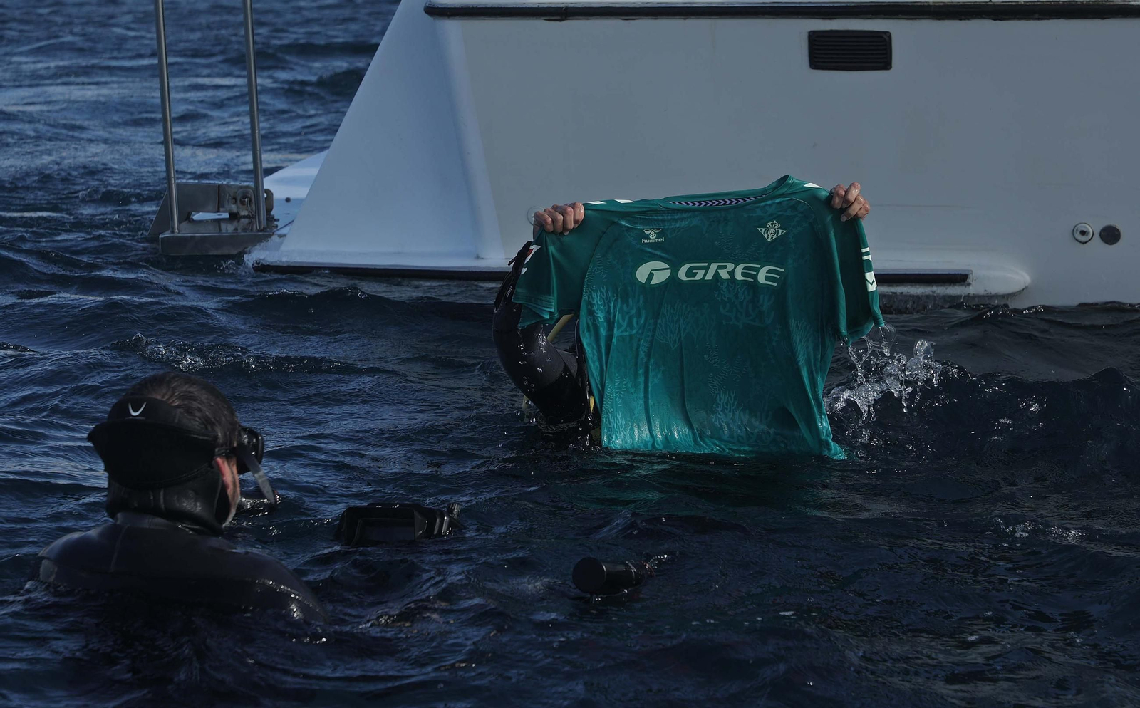 Fotos de la nueva camiseta ecológica del Real Betis fabricada con algas