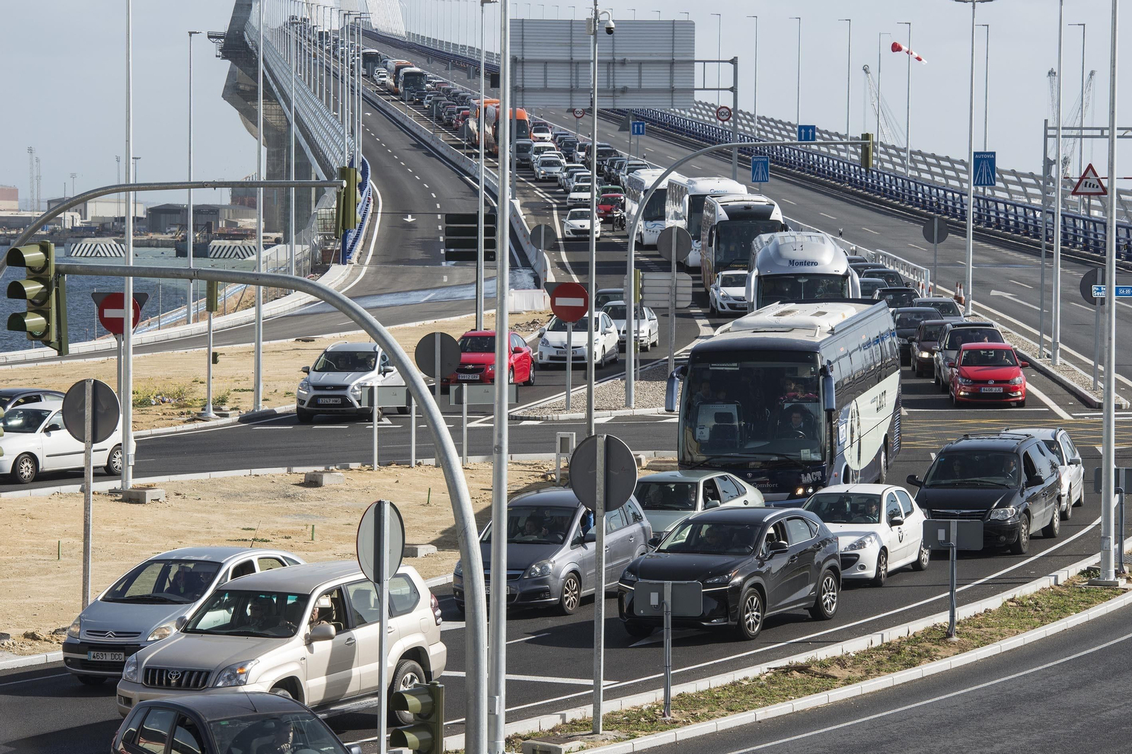 La confluencia del segundo puente con la rotonda del barrio de Astilleros.
