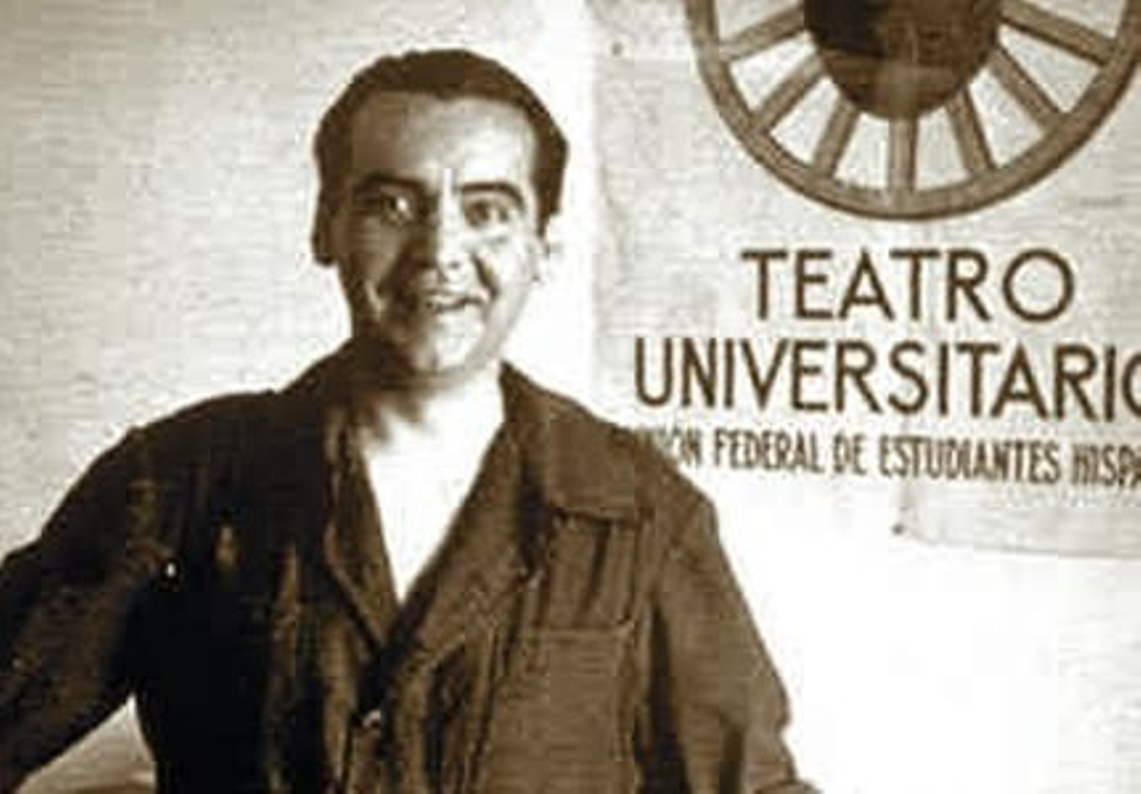 El poeta granadino enfundado en el uniforme del grupo de teatro.